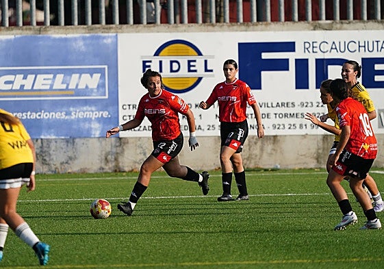 La jugadora del Salamanca FF Ximena, con el balón en su poder, busca enlazar un pase en el partido amistosos contra el Cacereño B