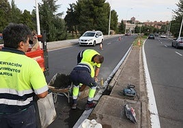 Operarios, en las labores previas al asfaltado en el puente Felipe VI este lunes.