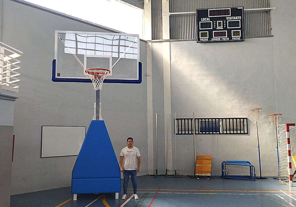 El concejal de Deportes, Jorge Valiente, en el frontón cubierto.