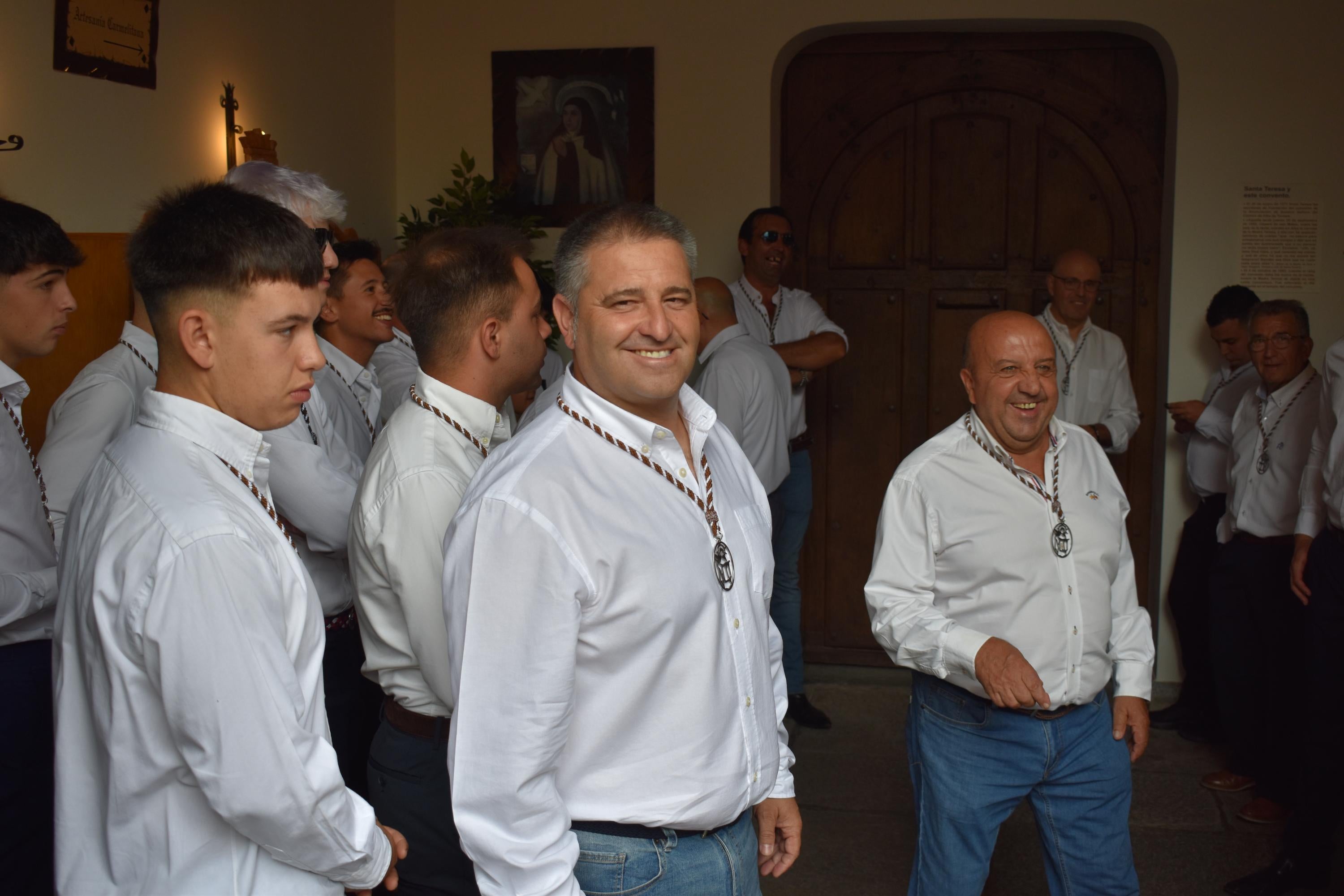 Santa Teresa vuelve a las calles de Alba de Tormes entre aplausos y mucha emoción