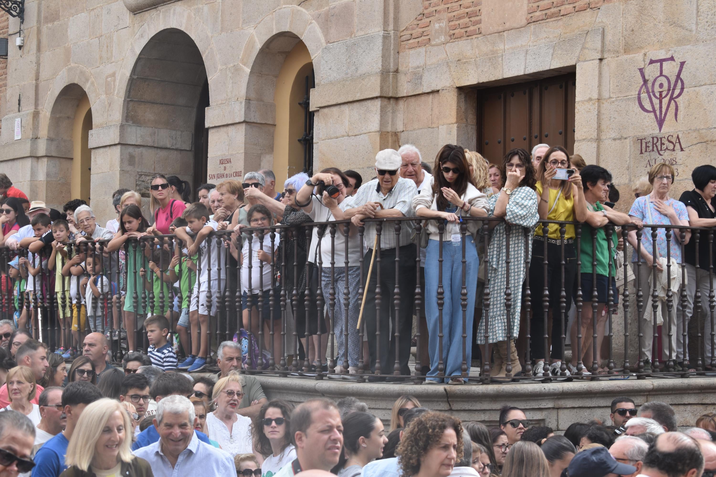 Santa Teresa vuelve a las calles de Alba de Tormes entre aplausos y mucha emoción