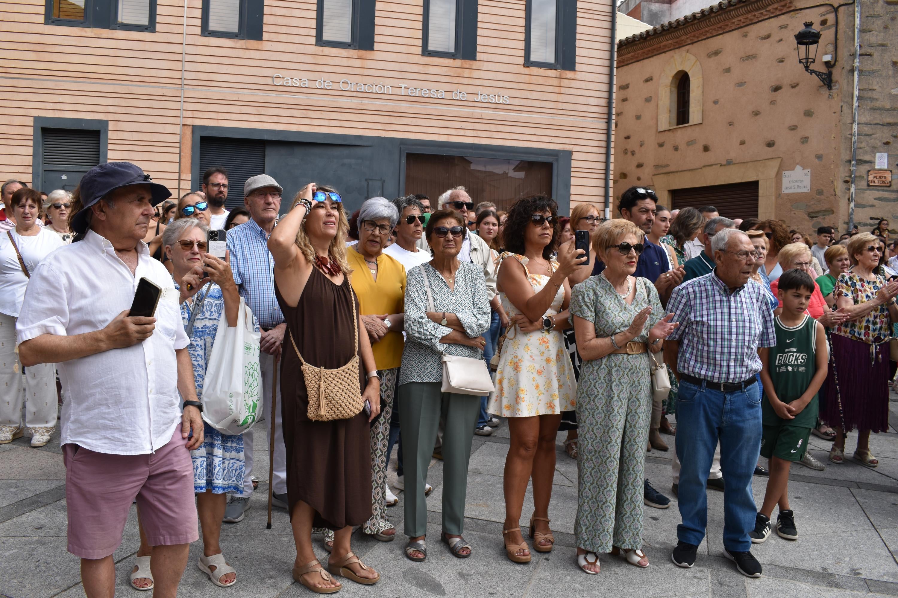 Santa Teresa vuelve a las calles de Alba de Tormes entre aplausos y mucha emoción