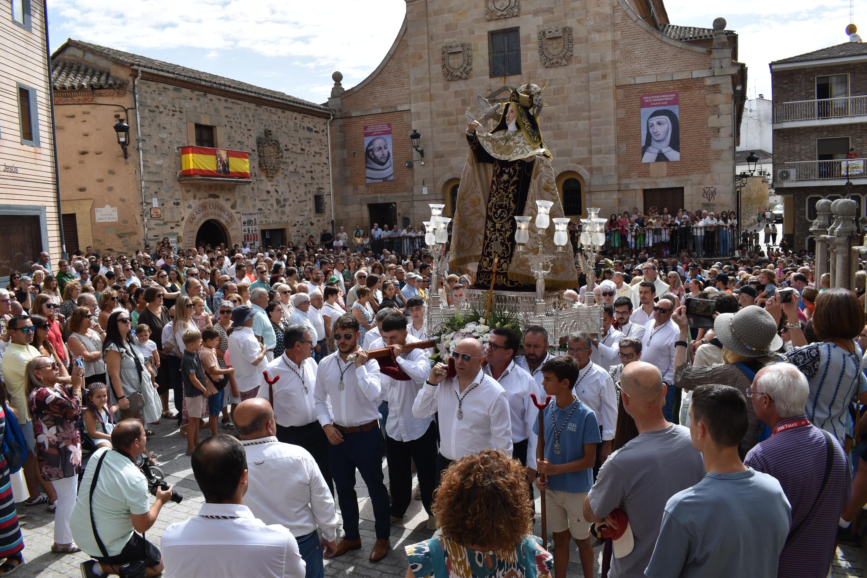 Santa Teresa vuelve a las calles de Alba de Tormes entre aplausos y mucha emoción