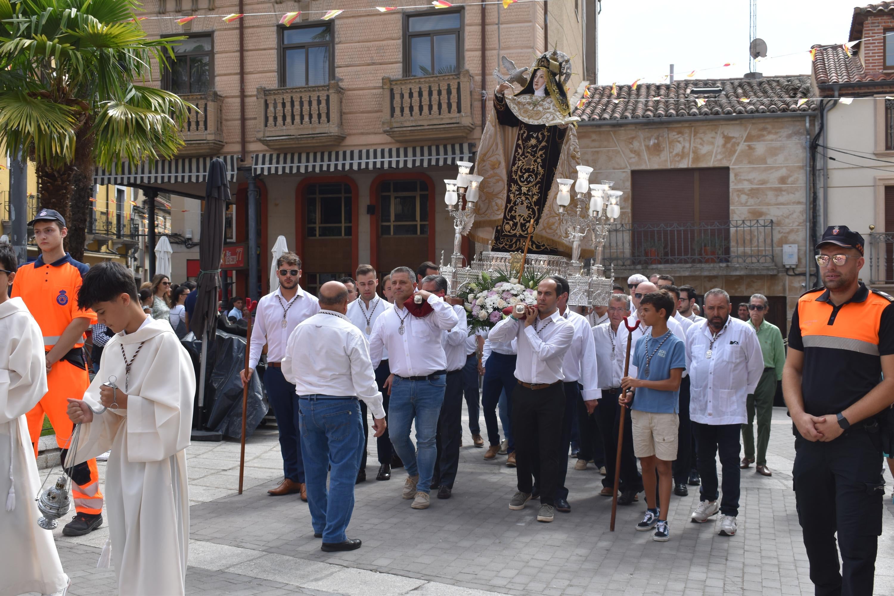 Santa Teresa vuelve a las calles de Alba de Tormes entre aplausos y mucha emoción