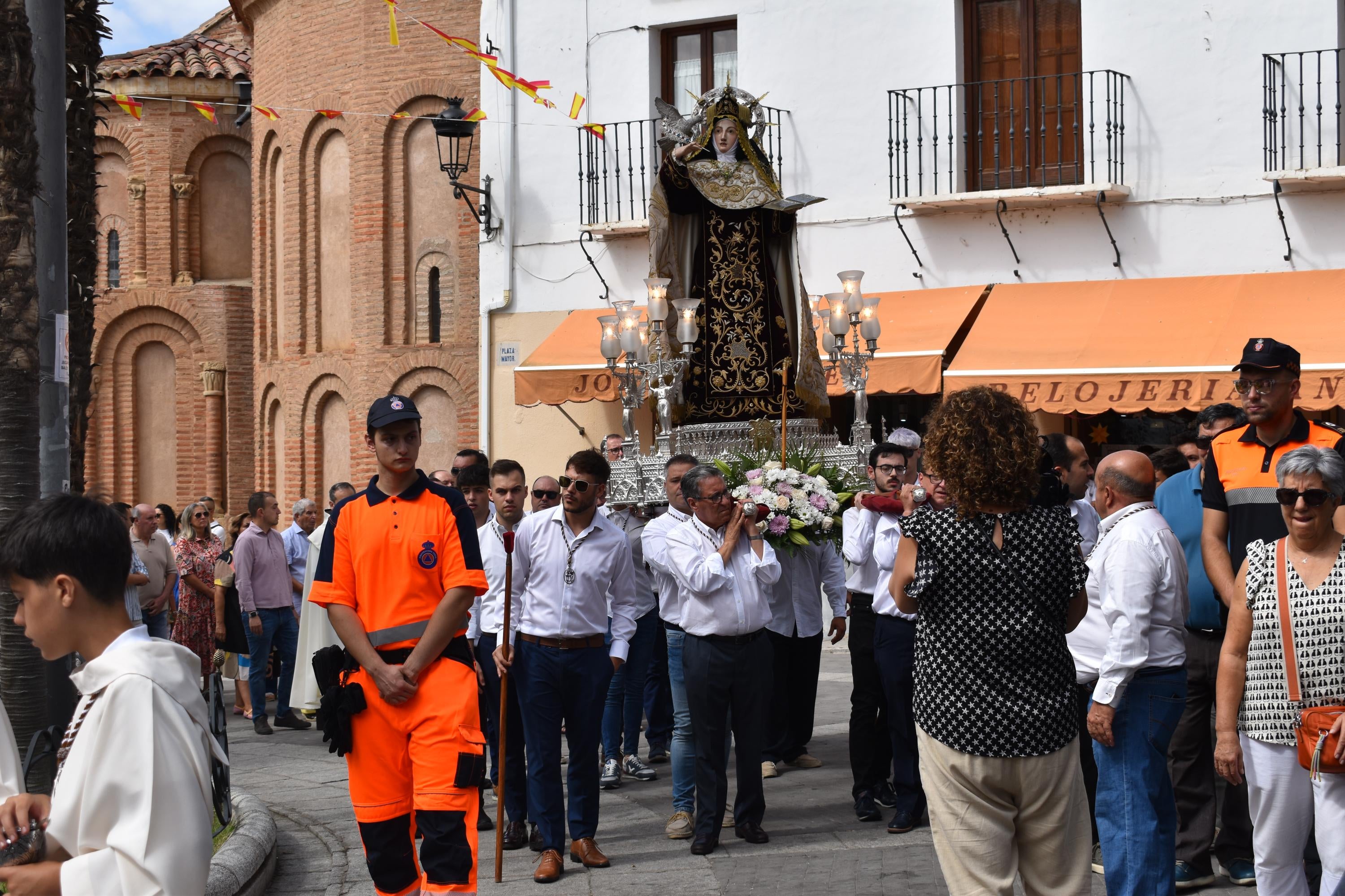 Santa Teresa vuelve a las calles de Alba de Tormes entre aplausos y mucha emoción