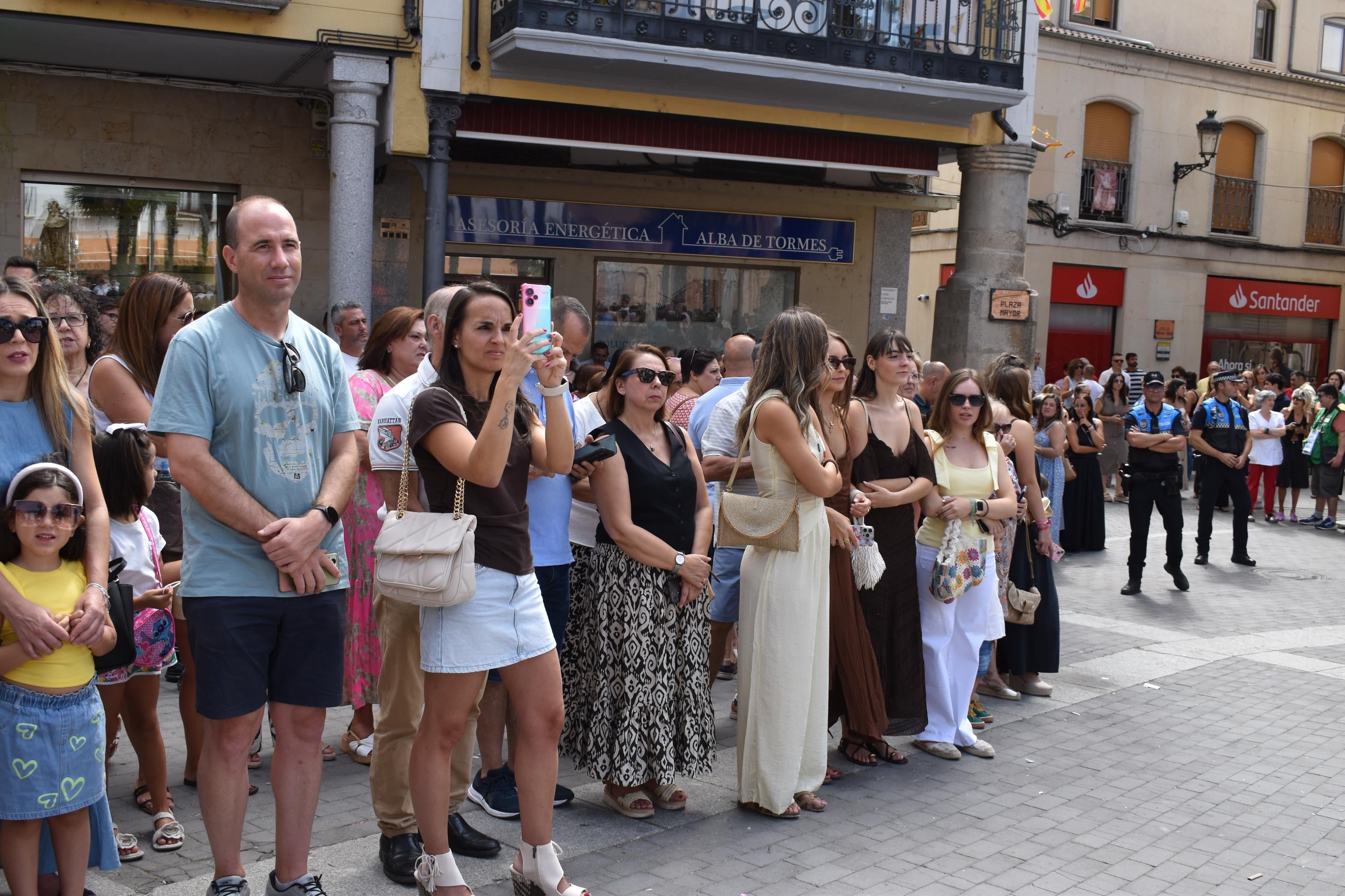 Santa Teresa vuelve a las calles de Alba de Tormes entre aplausos y mucha emoción