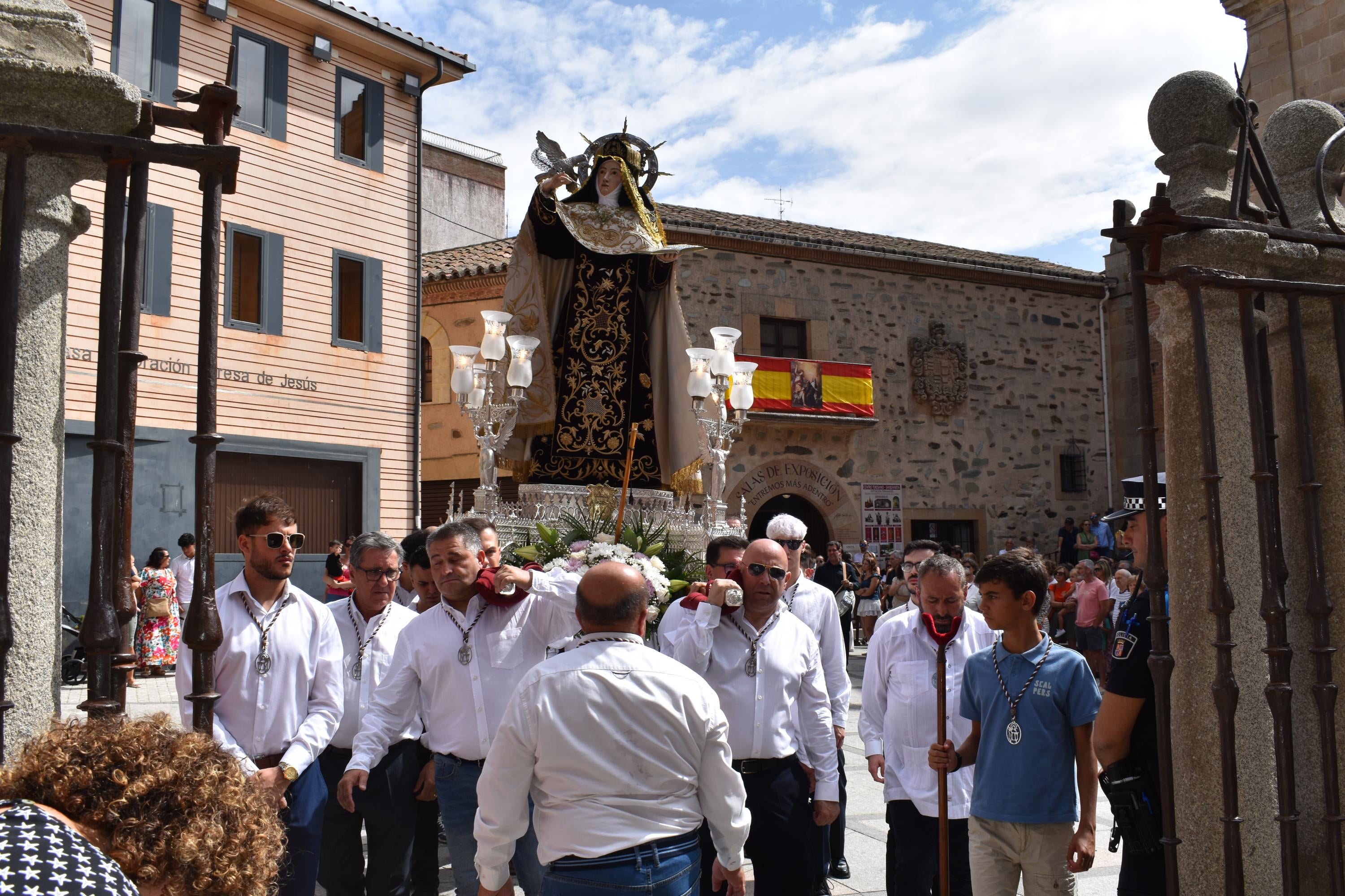 Santa Teresa vuelve a las calles de Alba de Tormes entre aplausos y mucha emoción