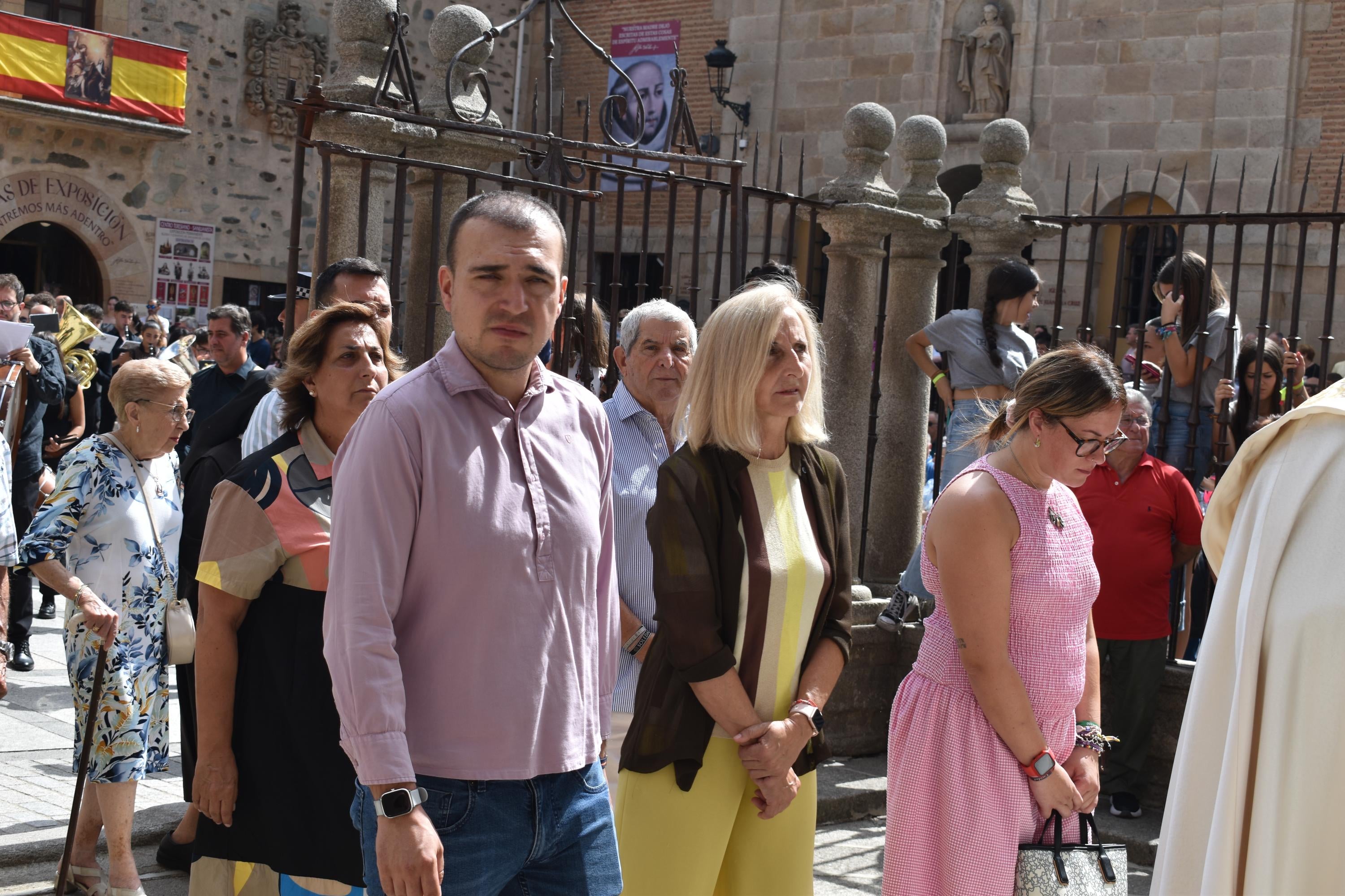 Santa Teresa vuelve a las calles de Alba de Tormes entre aplausos y mucha emoción