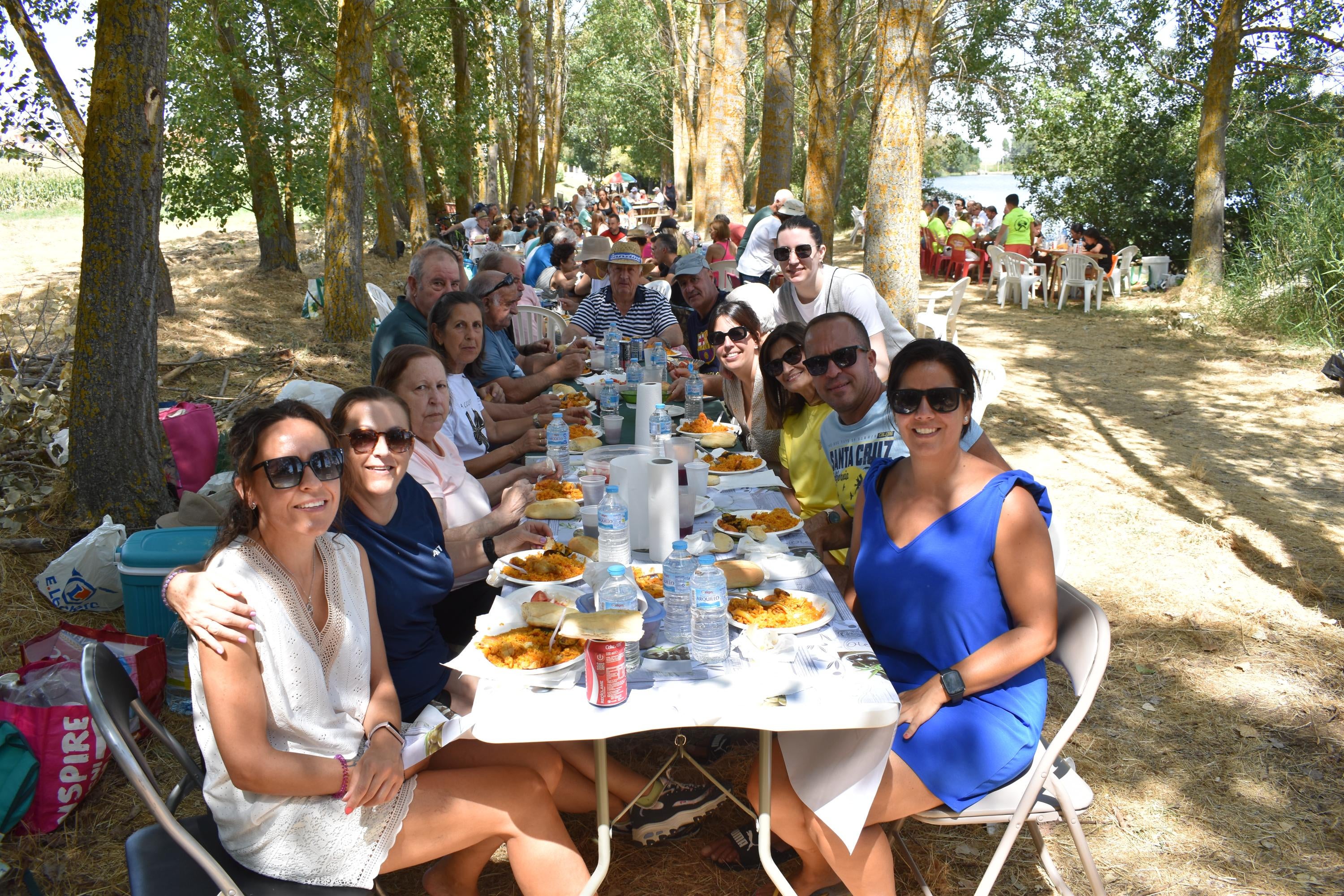 Villagonzalo de Tormes dice adiós a sus fiestas a la sombra de los árboles
