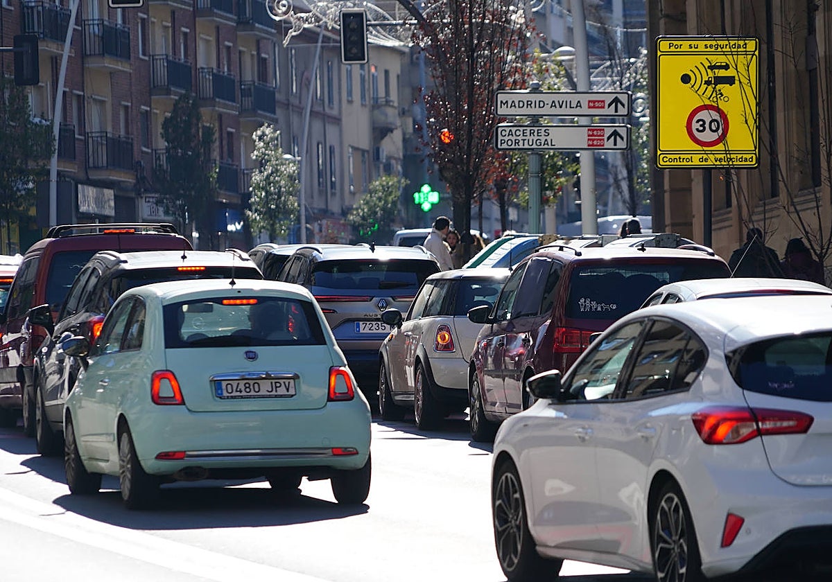 Coches en doble fila el curso pasado en el paseo de Canalejas, junto al San Juan Bosco.