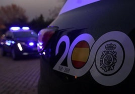 Dos vehículos de la Policía Nacional de noche.