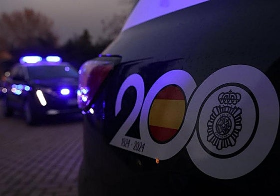 Dos vehículos de la Policía Nacional de noche.