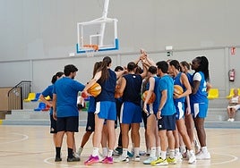 Primera piña de las jugadoras del Perfumerías Avenida y su cuerpo técnico antes de llevar a cabo su primera sesión de trabajo
