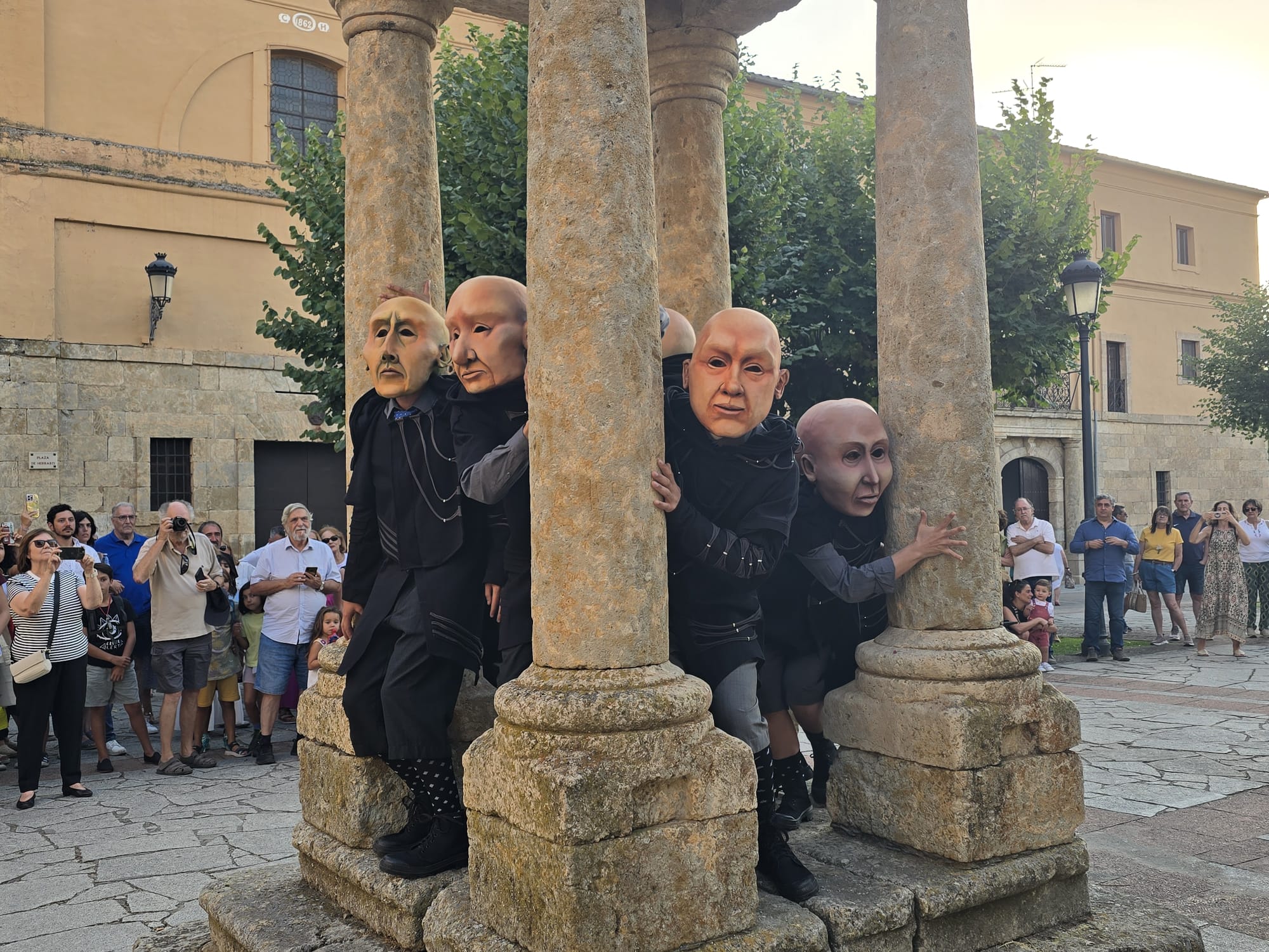 Las danzas tradicionales arrancan las primeras ovaciones de la Feria de Teatro