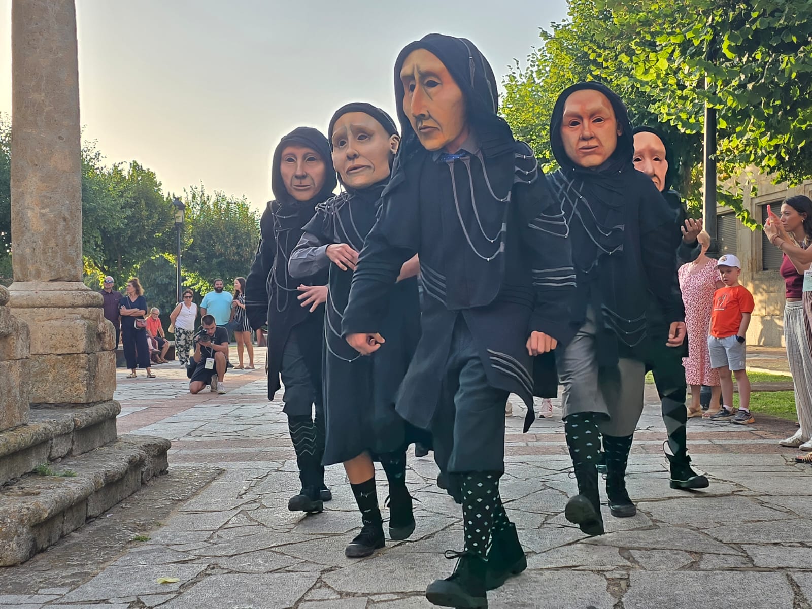 Las danzas tradicionales arrancan las primeras ovaciones de la Feria de Teatro