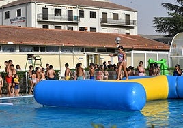 Hinchables acuáticos en las piscinas de Alba de Tormes.