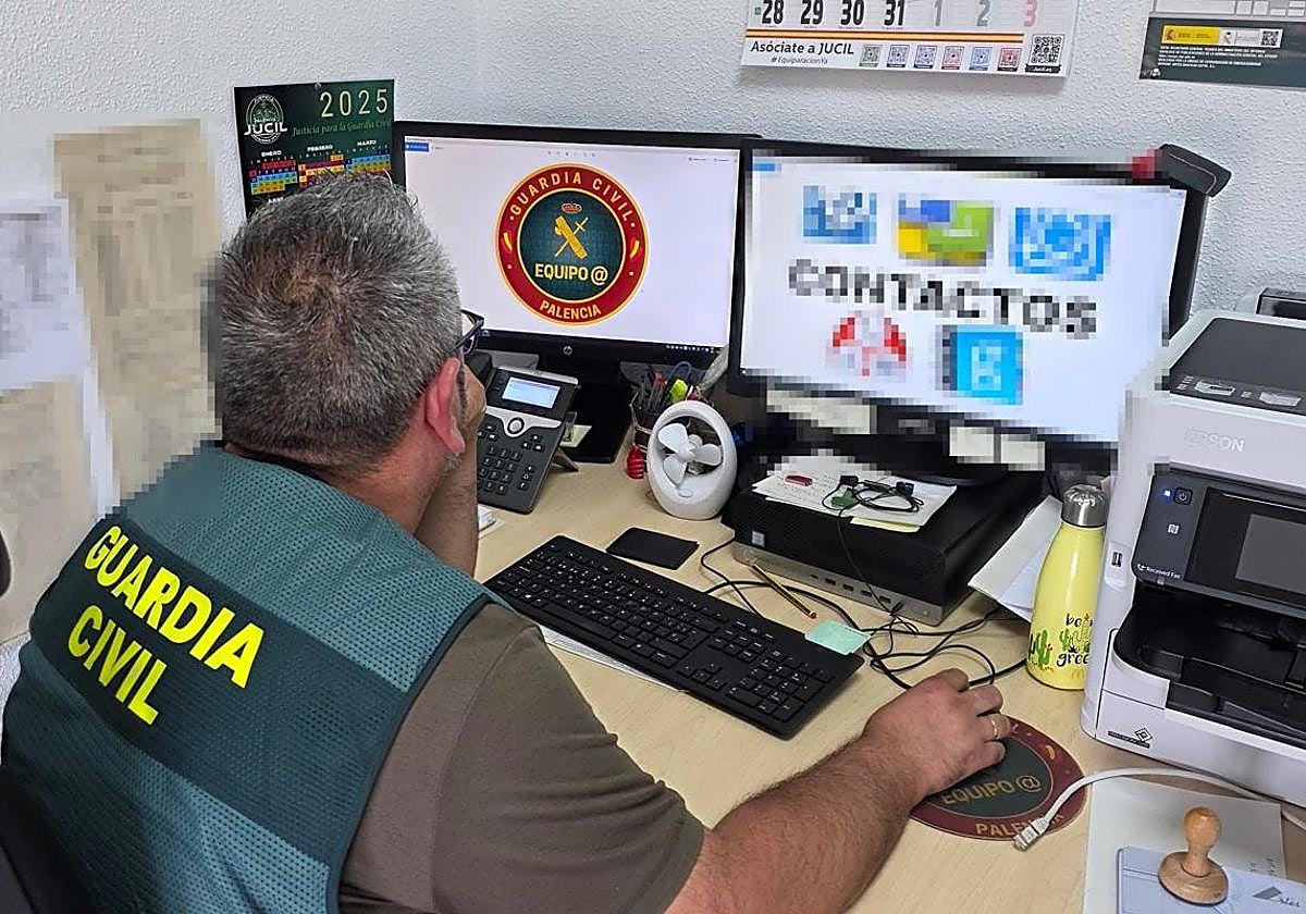 Un agente de la Guardia Civil en la oficina.