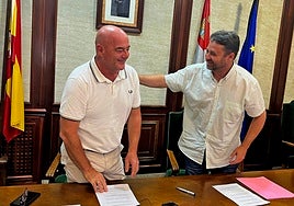 Javier Garrido y Antonio Cámara en la firma del acuerdo de gobernabilidad el pasado 5 de agosto.