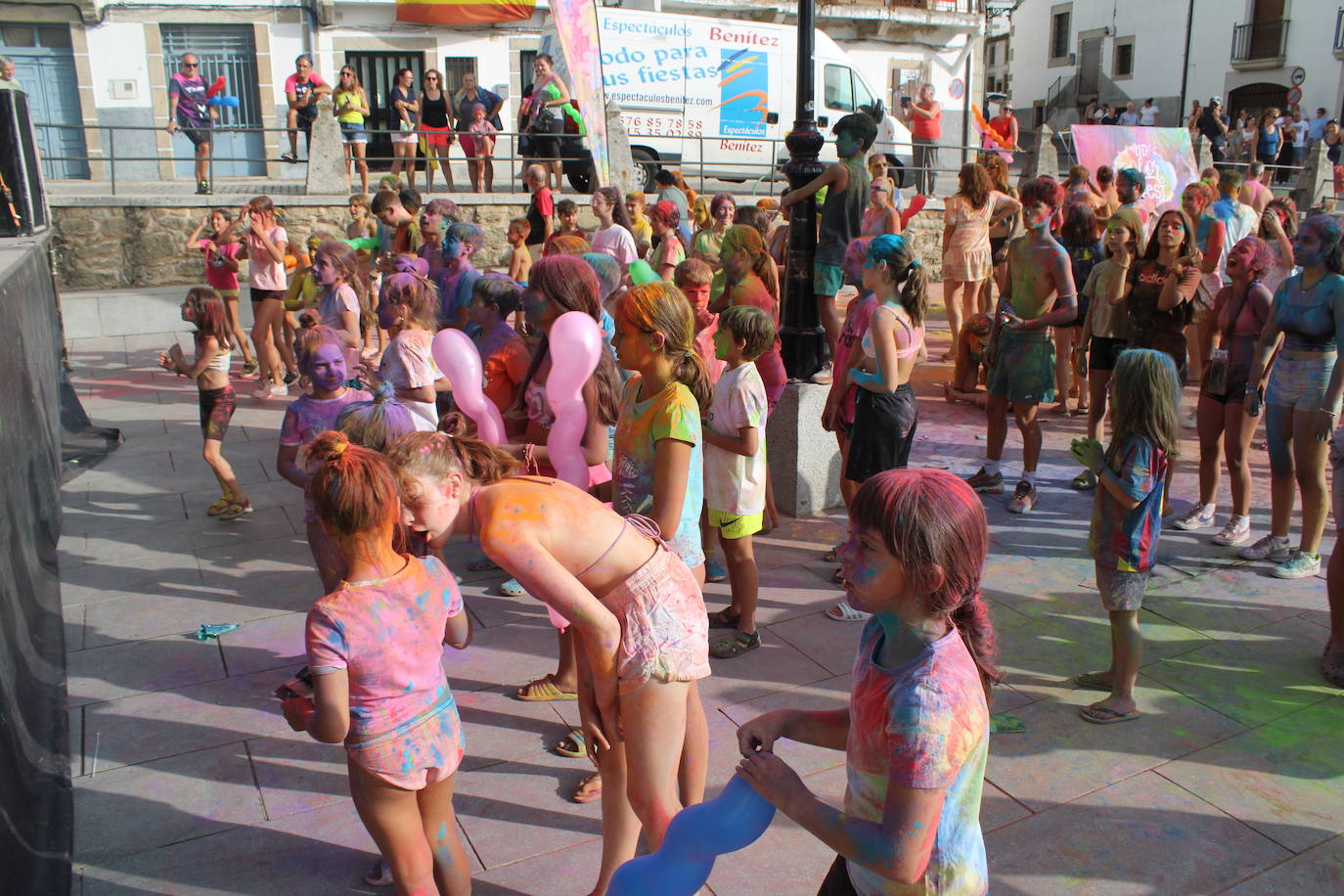 El color inunda de fiesta la Plaza de Ledrada