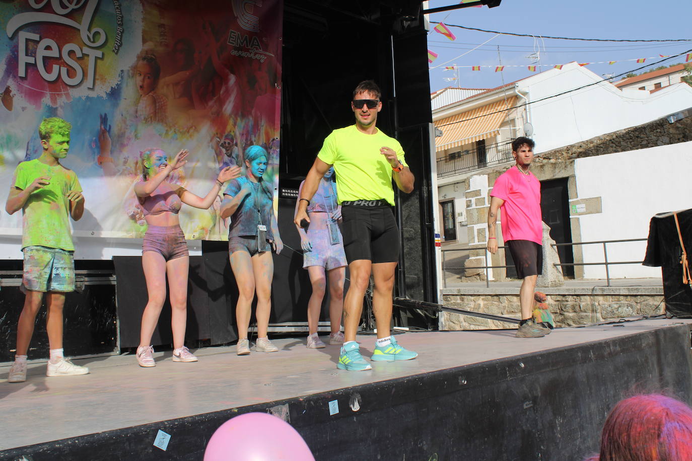 El color inunda de fiesta la Plaza de Ledrada