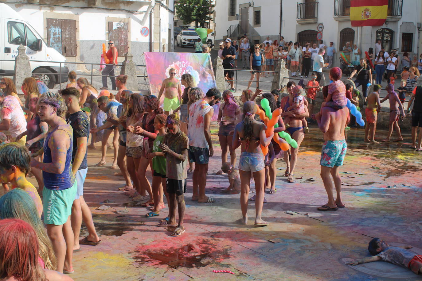 El color inunda de fiesta la Plaza de Ledrada