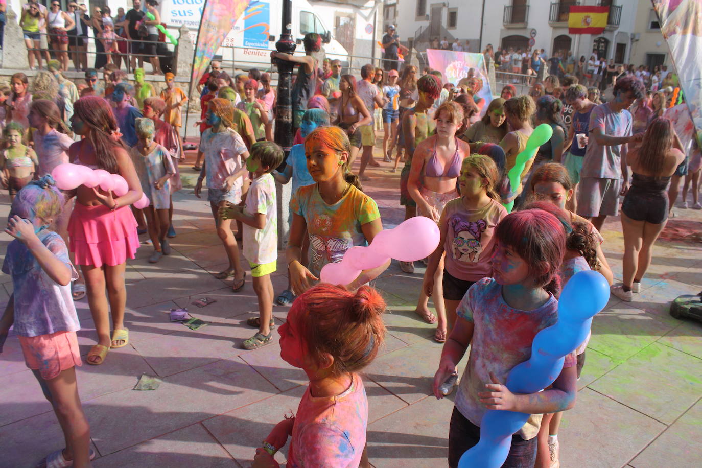 El color inunda de fiesta la Plaza de Ledrada