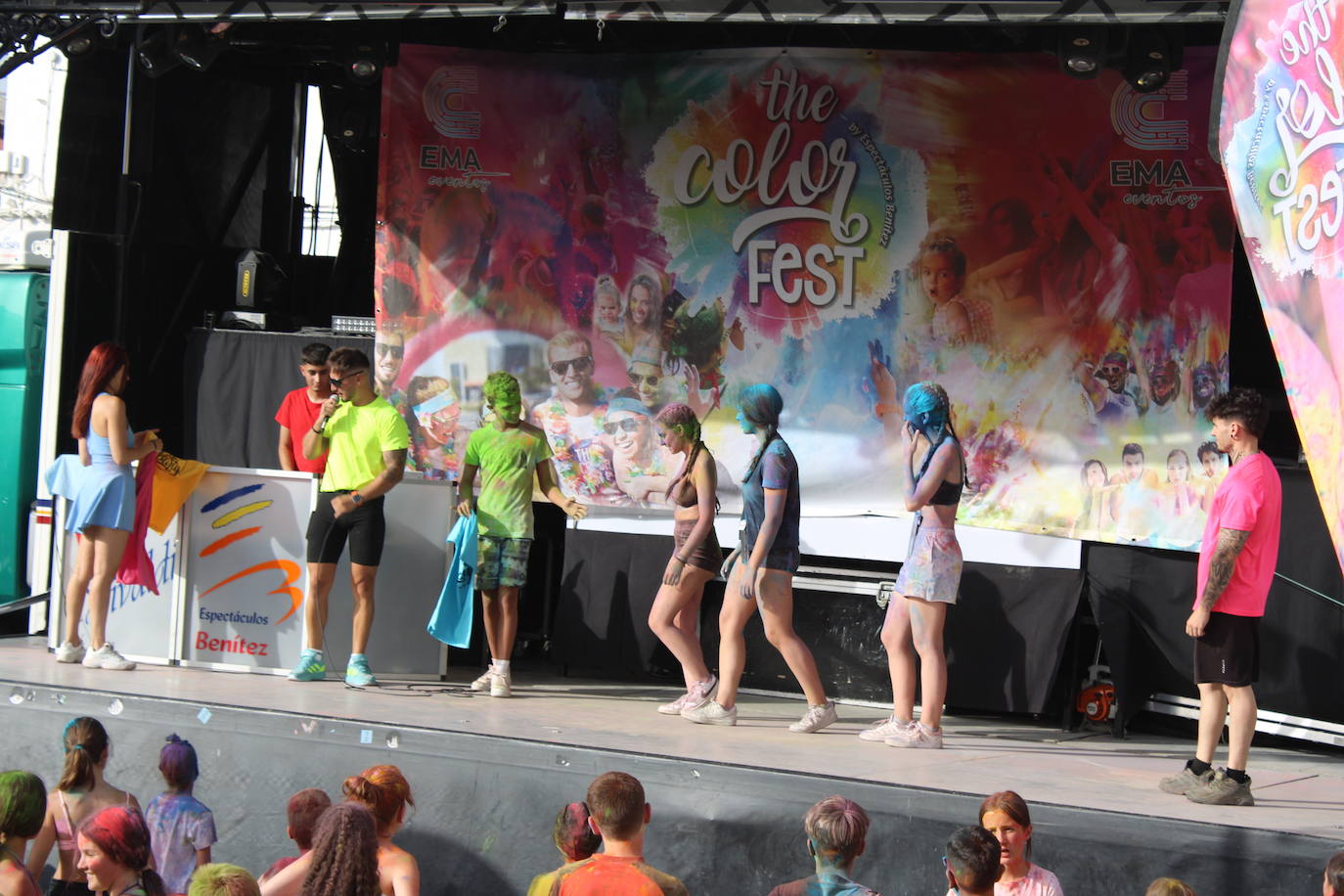 El color inunda de fiesta la Plaza de Ledrada