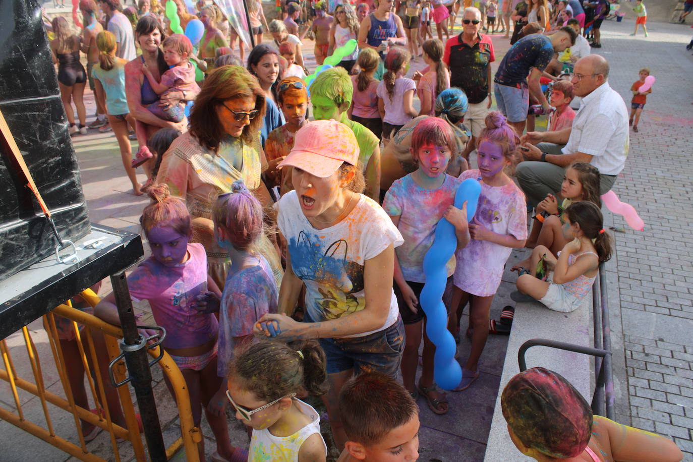 El color inunda de fiesta la Plaza de Ledrada