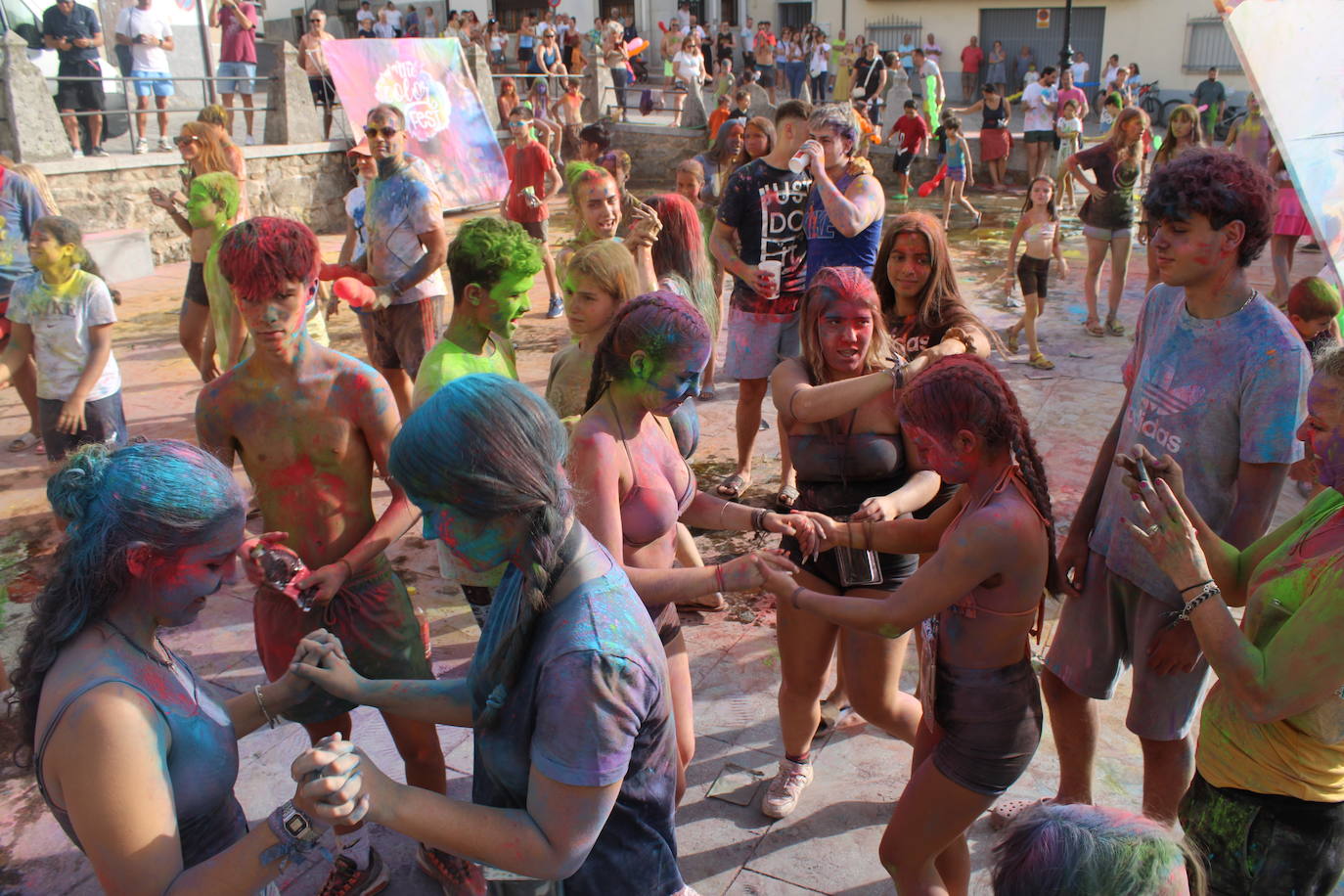 El color inunda de fiesta la Plaza de Ledrada