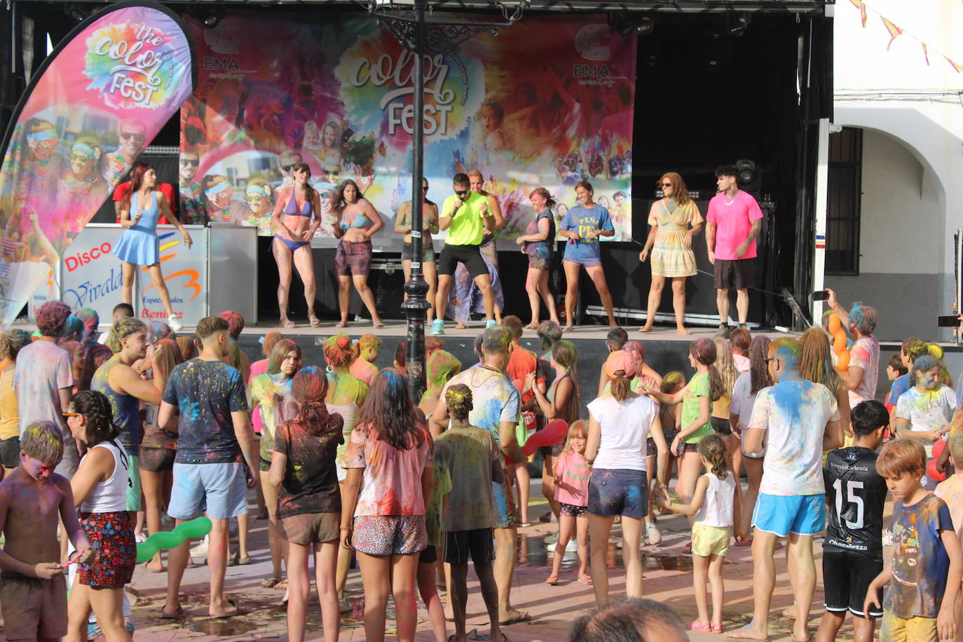 El color inunda de fiesta la Plaza de Ledrada