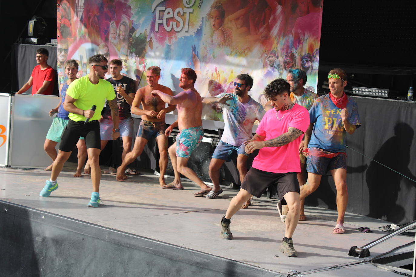 El color inunda de fiesta la Plaza de Ledrada