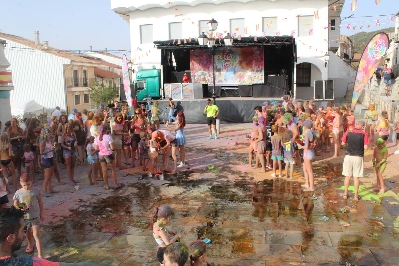 El color inunda de fiesta la Plaza de Ledrada