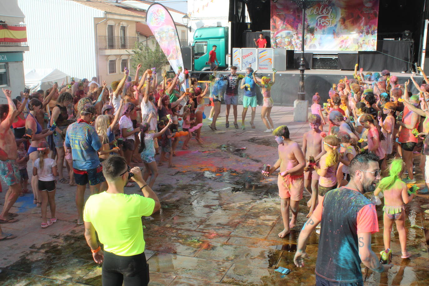 El color inunda de fiesta la Plaza de Ledrada
