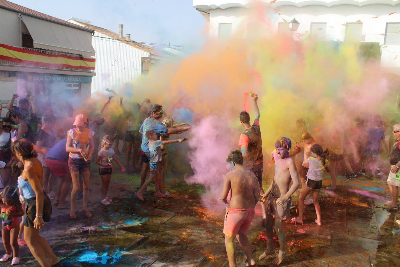 El color inunda de fiesta la Plaza de Ledrada