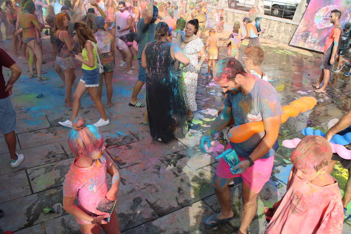 El color inunda de fiesta la Plaza de Ledrada