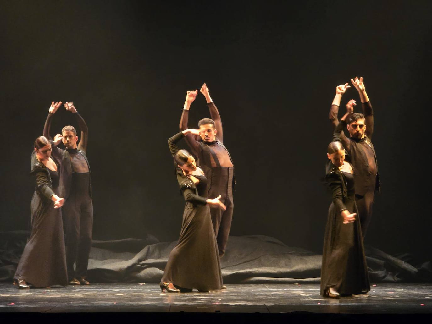 Las danzas tradicionales arrancan las primeras ovaciones de la Feria de Teatro
