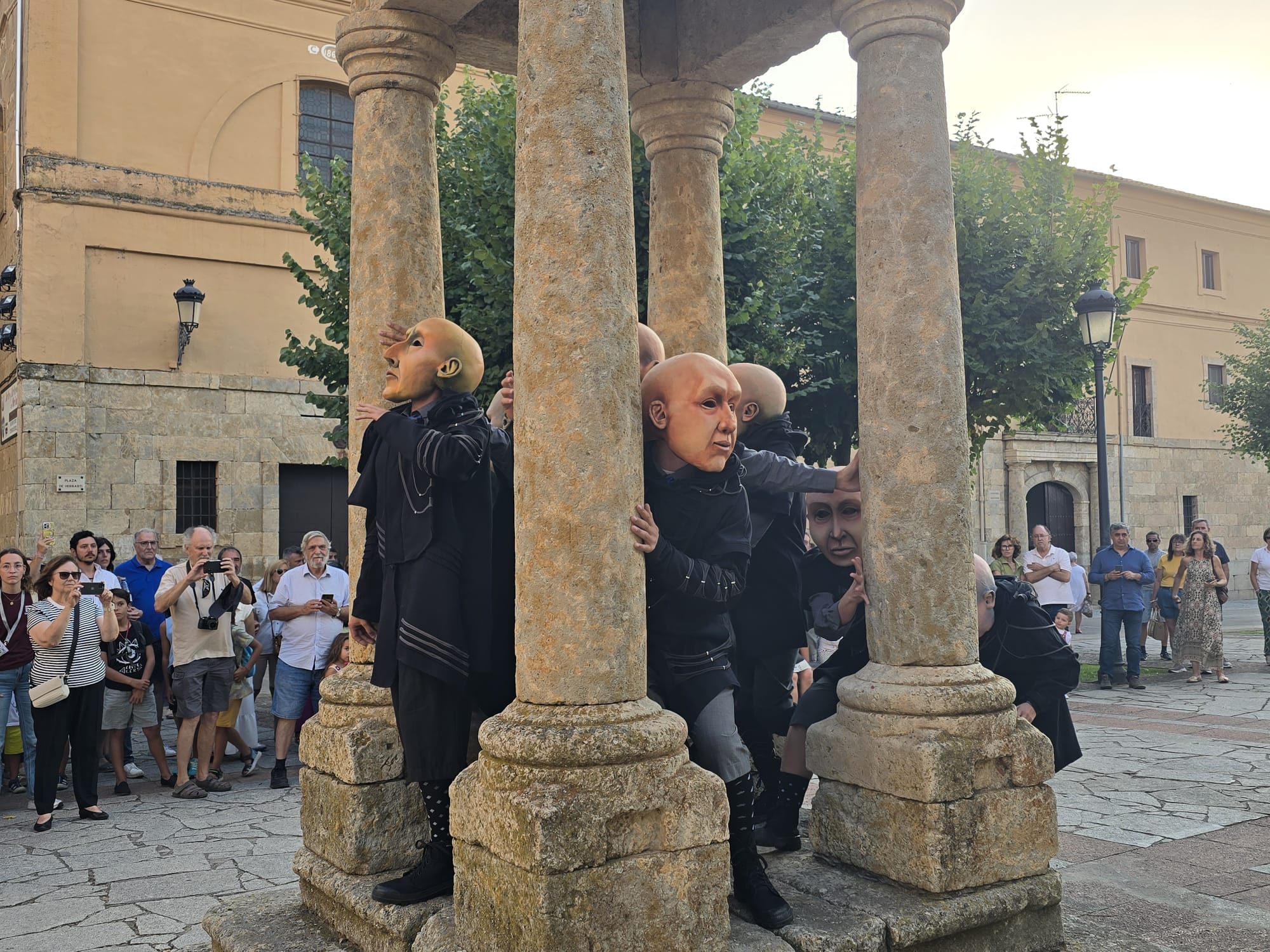 Las danzas tradicionales arrancan las primeras ovaciones de la Feria de Teatro