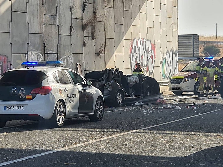 Un coche se precipita desde la A-66 a la N-630 desde unos 7 metros de altura y hay una víctima mortal y cuatro heridos