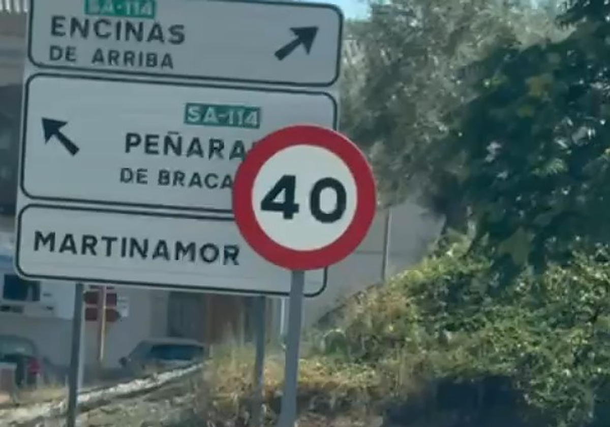 El individuo fue grabado a plena luz del día, en actitud indecorosa, a la entrada de Alba.