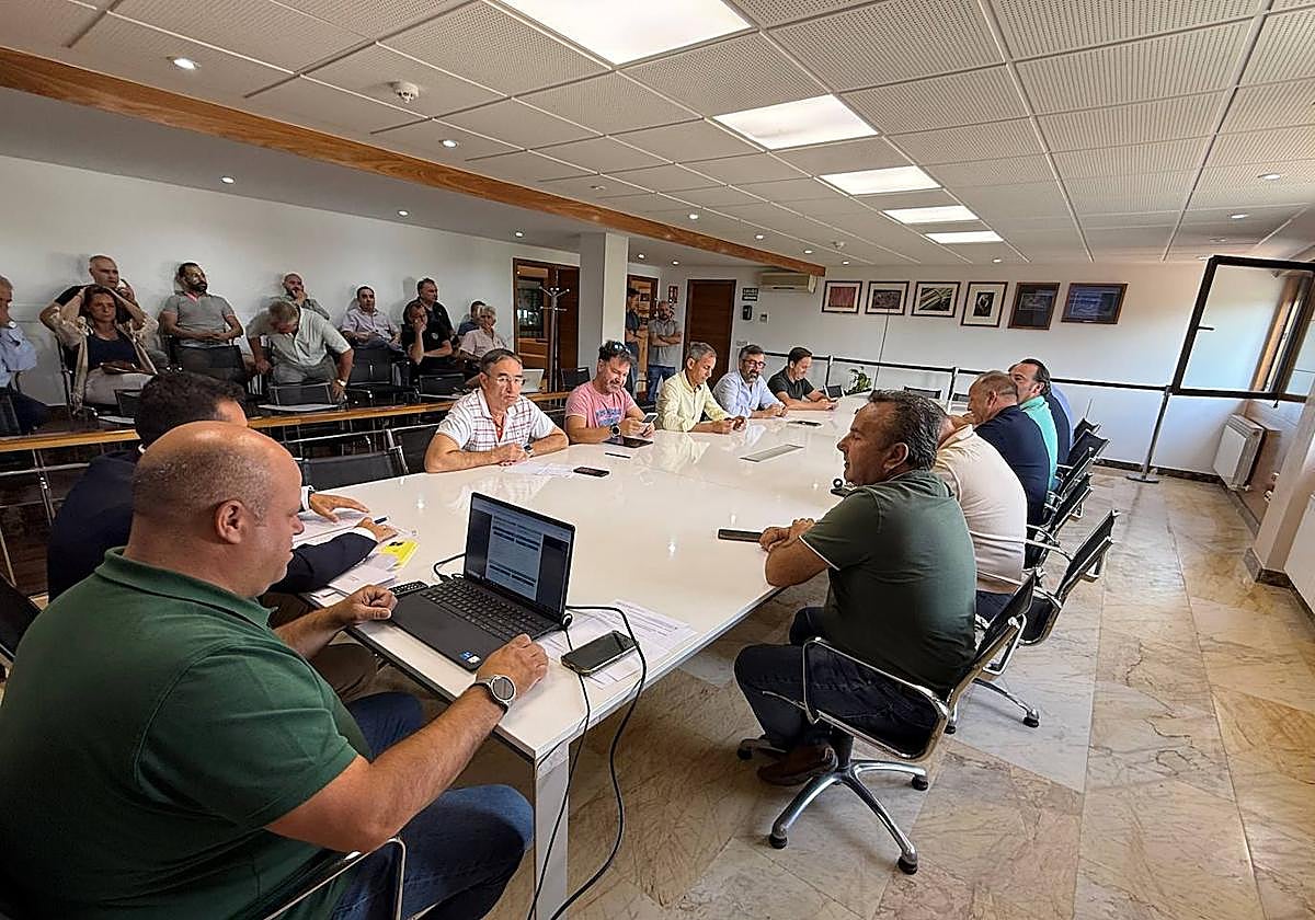Agricultores y compradores en la Lonja de Salamanca.