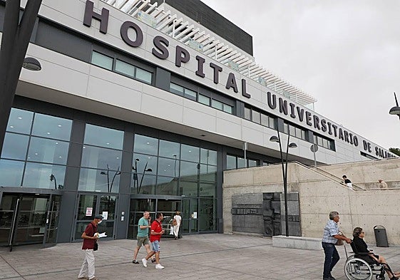 Entrada al Hospital Universitario de Salamanca.