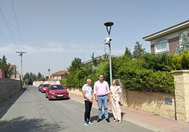 Juan Carlos Bueno, David Mingo y Marta Labrados junto a una de las nuevas cámaras de control de tráfico.