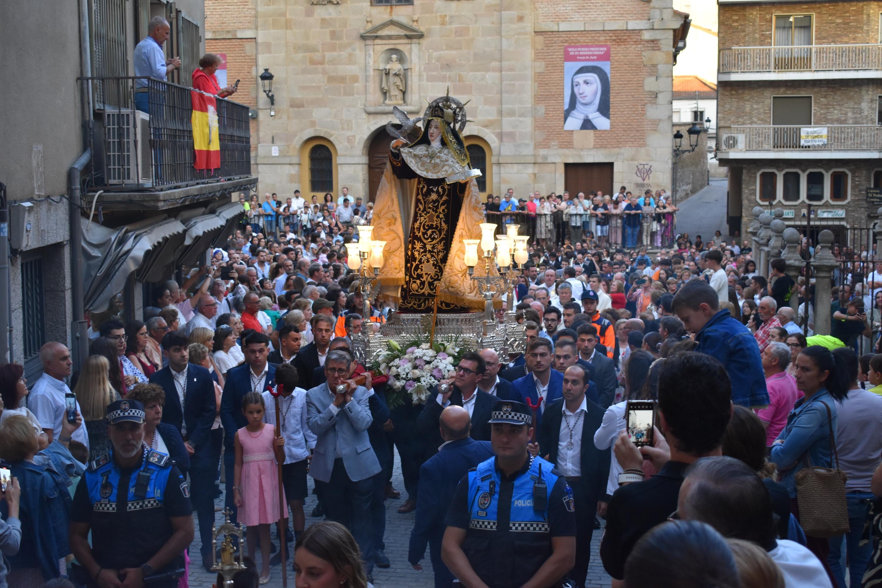 Santa Teresa regresa a clausura entre vítores y lágrimas en Alba de Tormes