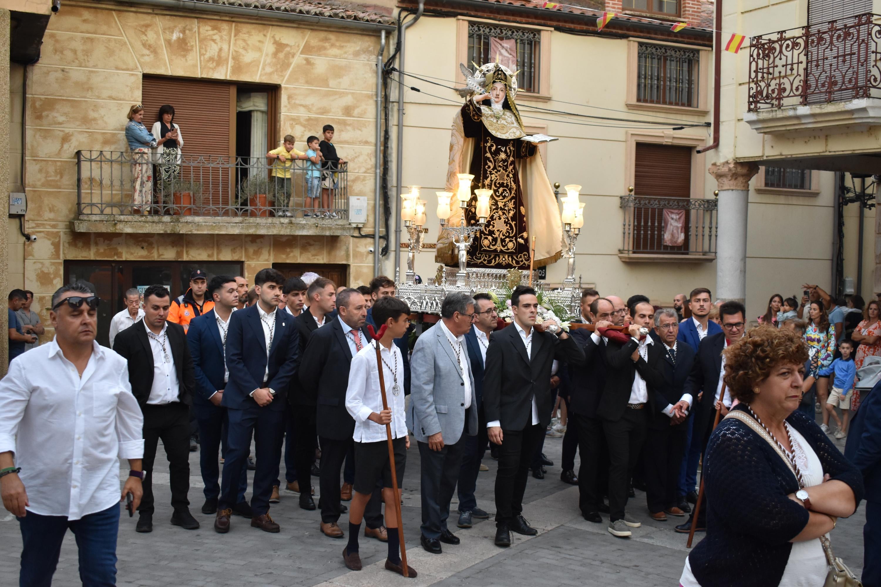 Santa Teresa regresa a clausura entre vítores y lágrimas en Alba de Tormes