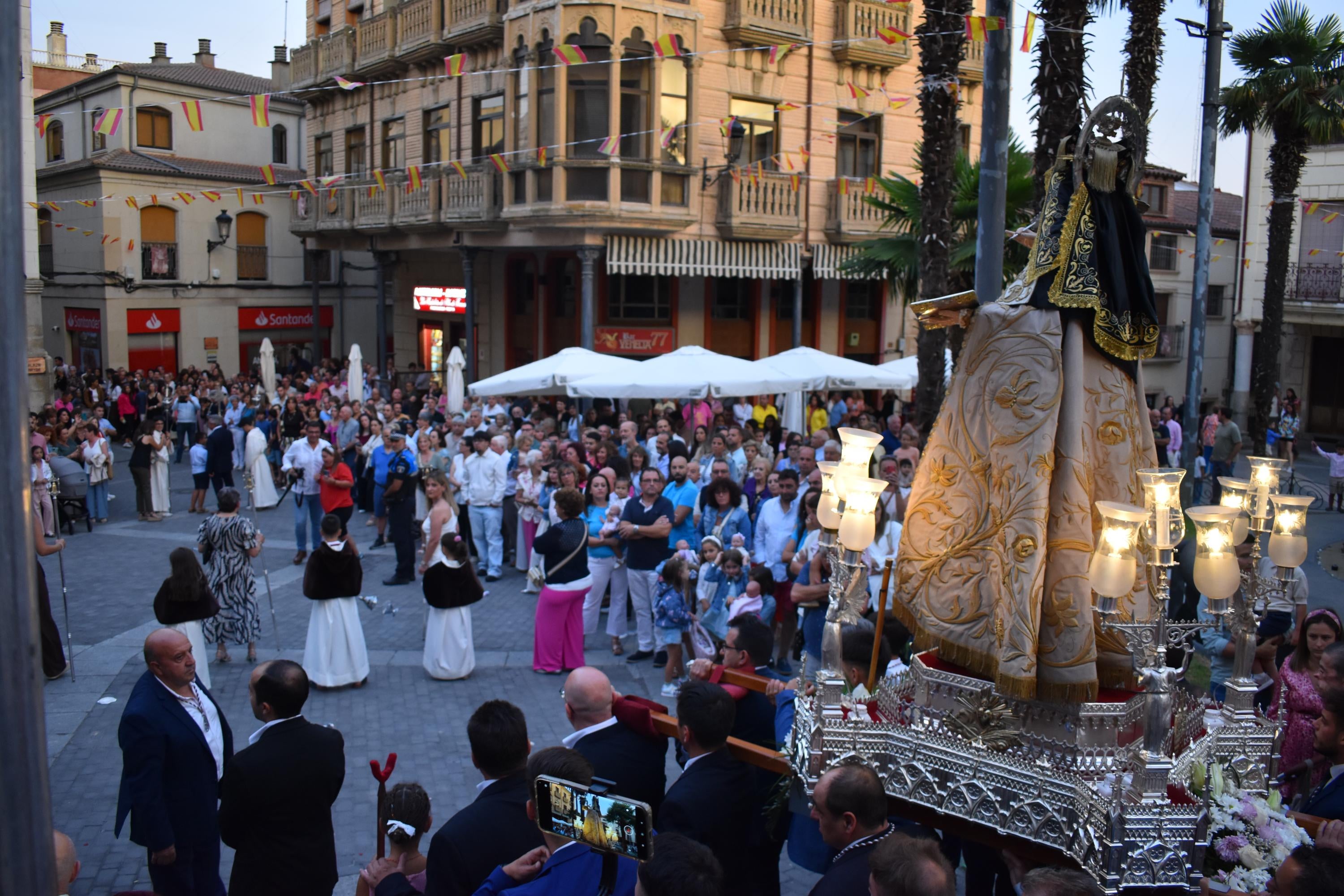 Santa Teresa regresa a clausura entre vítores y lágrimas en Alba de Tormes