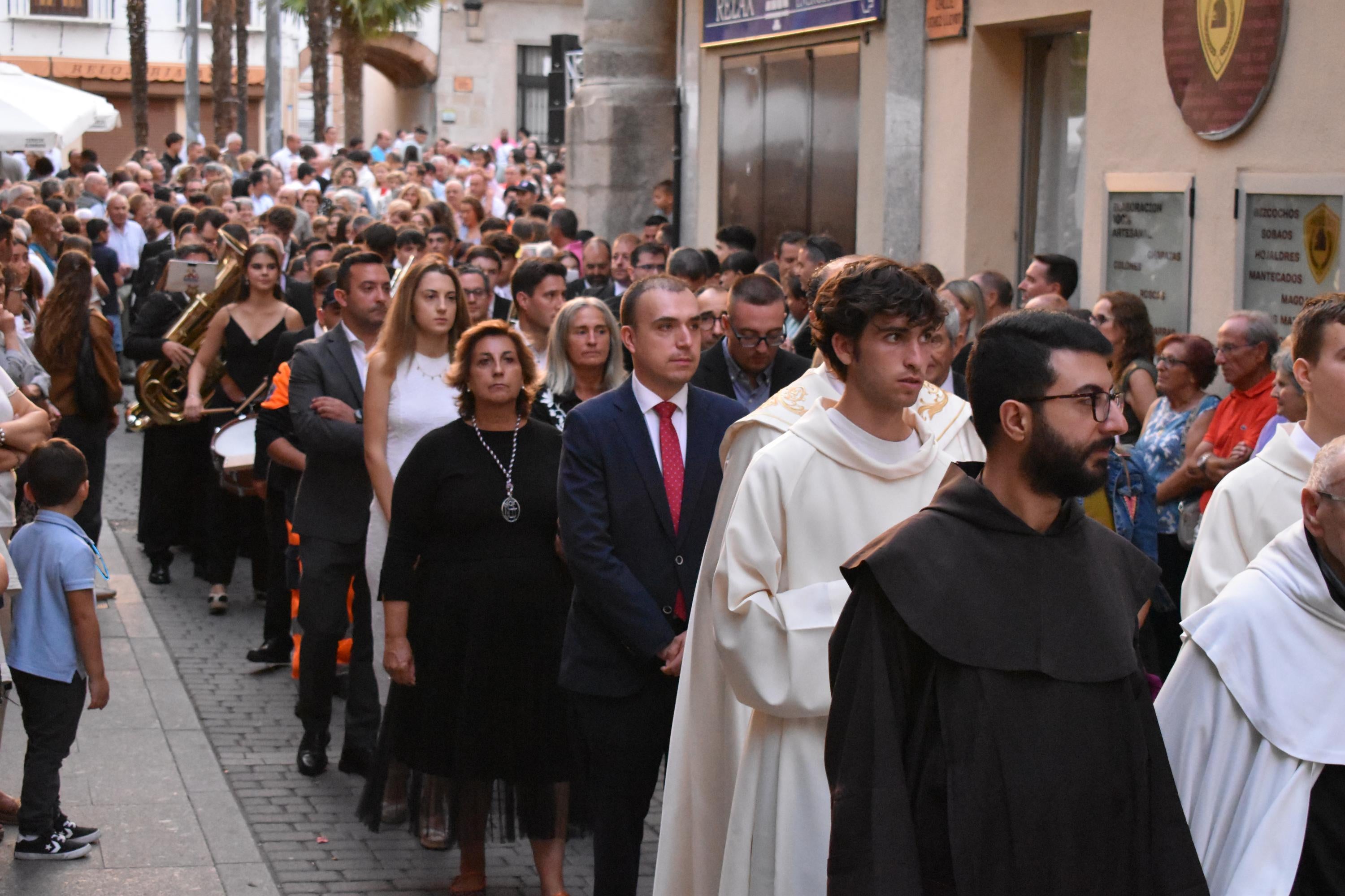 Santa Teresa regresa a clausura entre vítores y lágrimas en Alba de Tormes