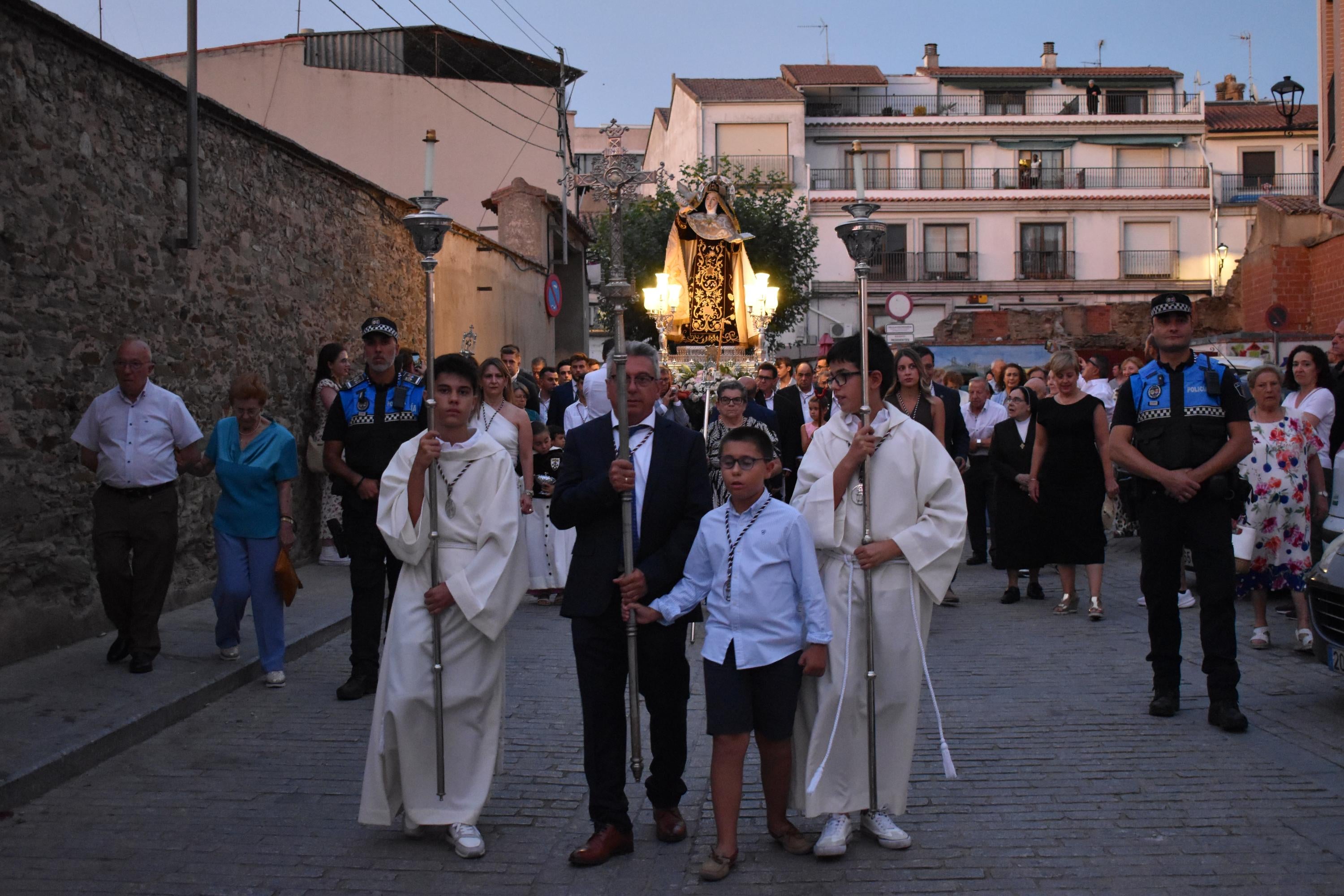 Santa Teresa regresa a clausura entre vítores y lágrimas en Alba de Tormes