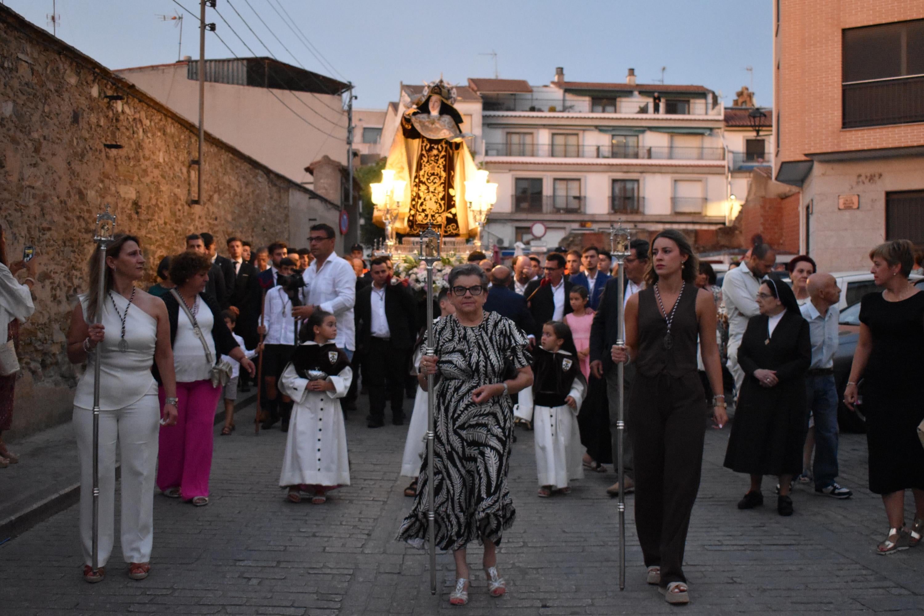 Santa Teresa regresa a clausura entre vítores y lágrimas en Alba de Tormes