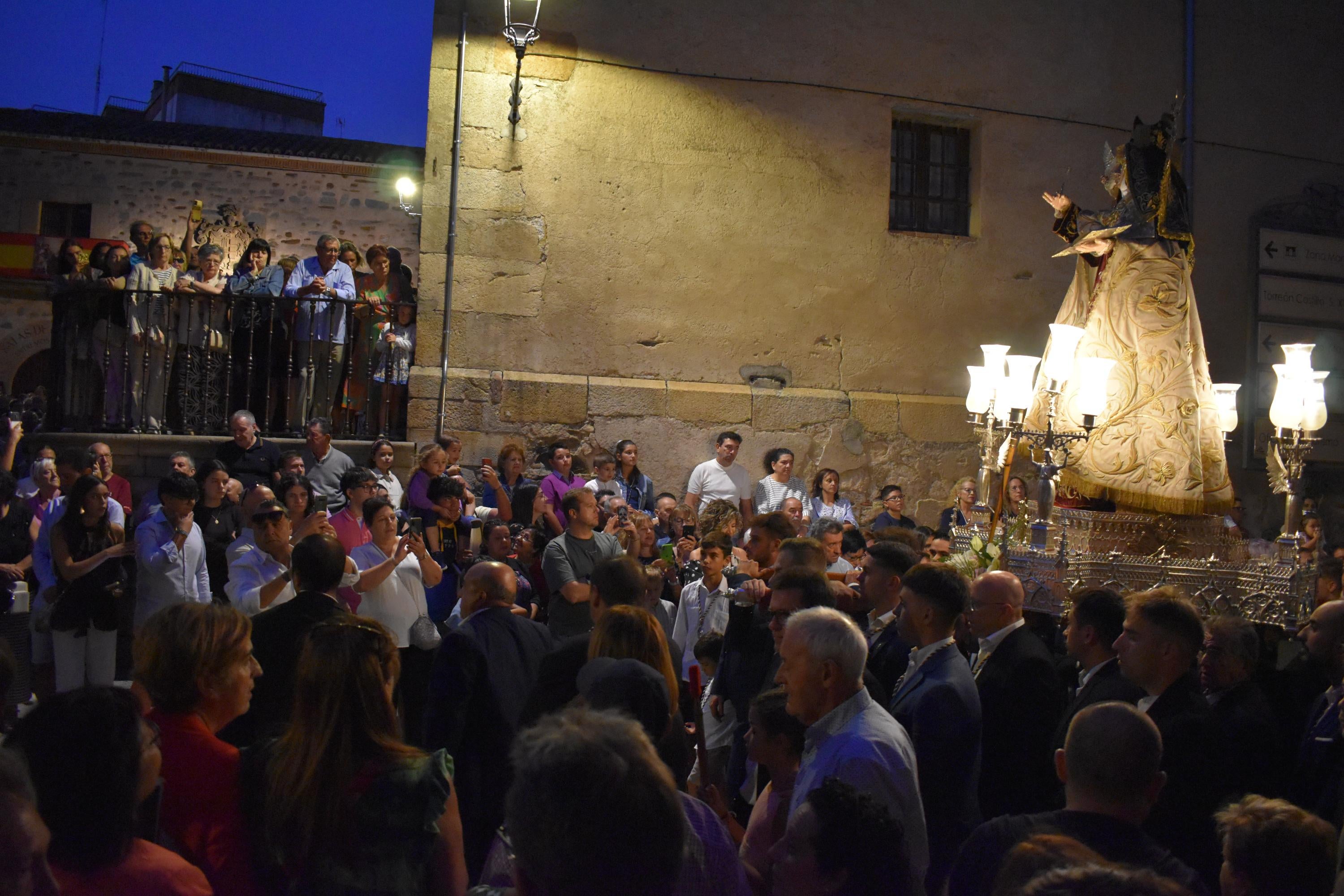 Santa Teresa regresa a clausura entre vítores y lágrimas en Alba de Tormes