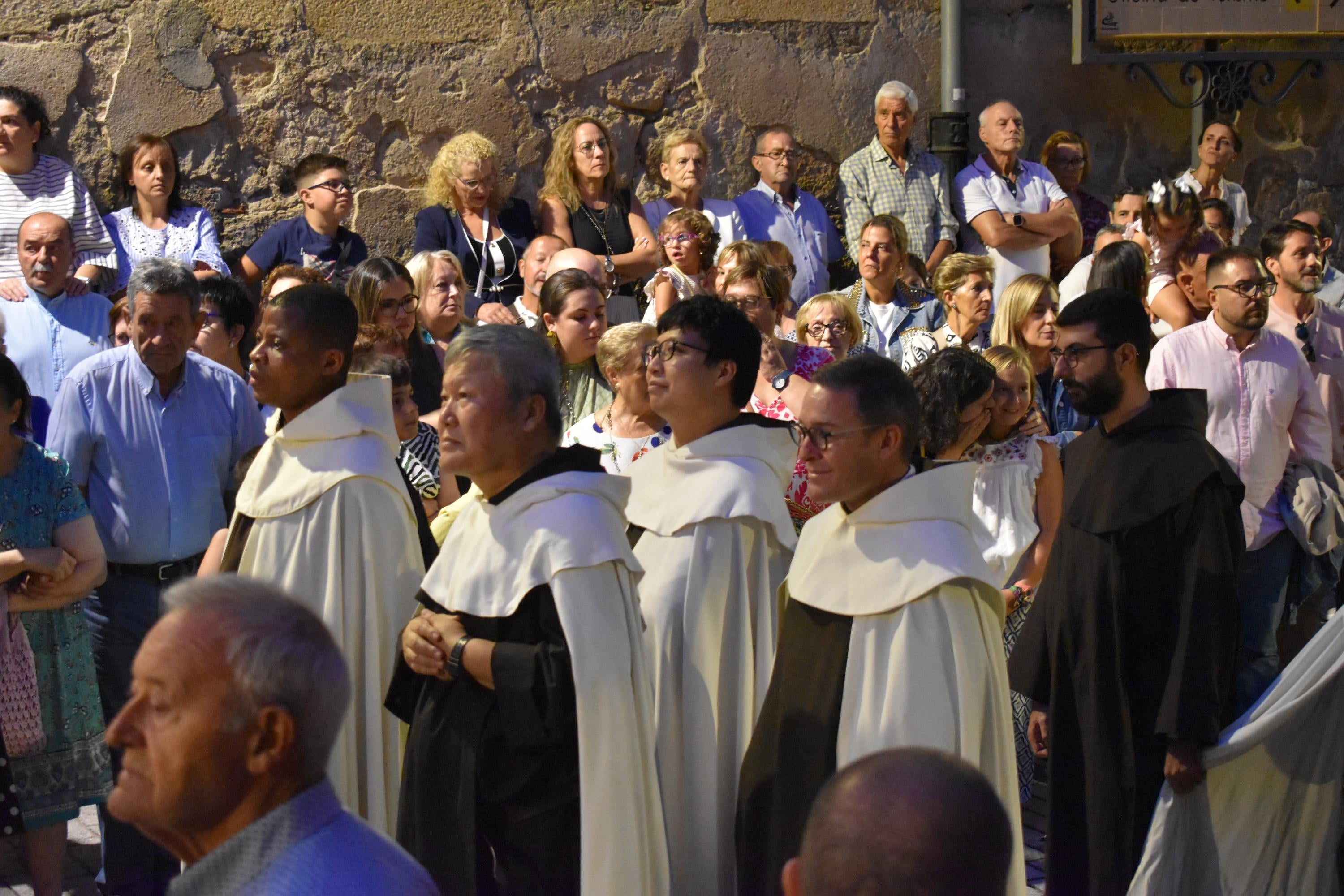Santa Teresa regresa a clausura entre vítores y lágrimas en Alba de Tormes